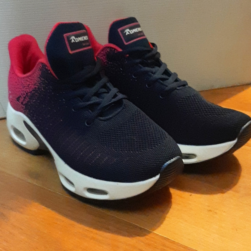 Ladies tennis shoes